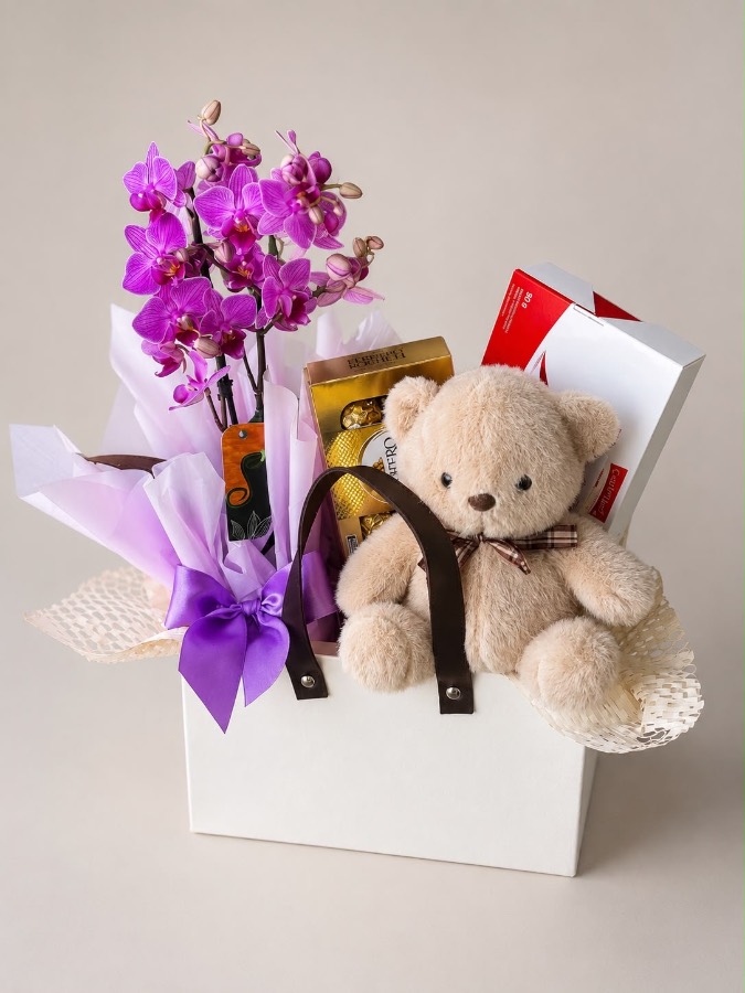 Cesta Bolsa com Orquídea Phalaenopsis Roxa, Pelúcia, Ferrero e Rafaelo